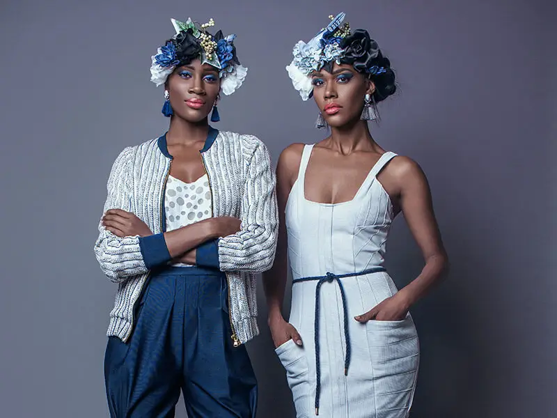 Um close de uma pessoa trabalhando em uma máquina JUKI